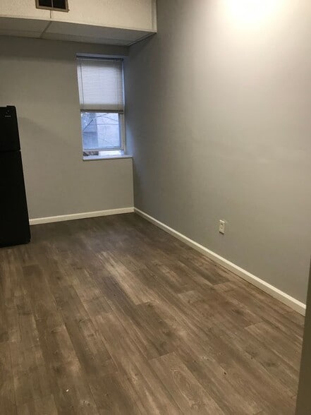 Building Photo - 464 Pratt St Ext