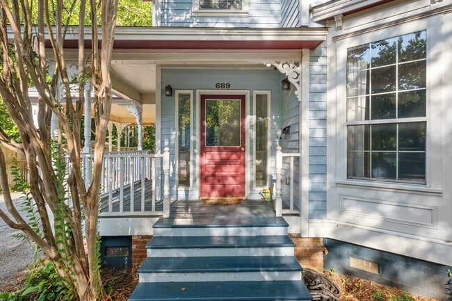 Building Photo - HISTORIC DOWNTOWN  3 bedroom 2.5 bath home