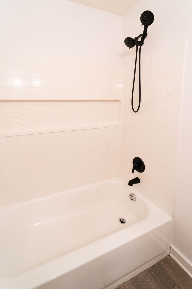 Building Photo - Move In Ready 2 BD 1 BA close to Metro, Sh...