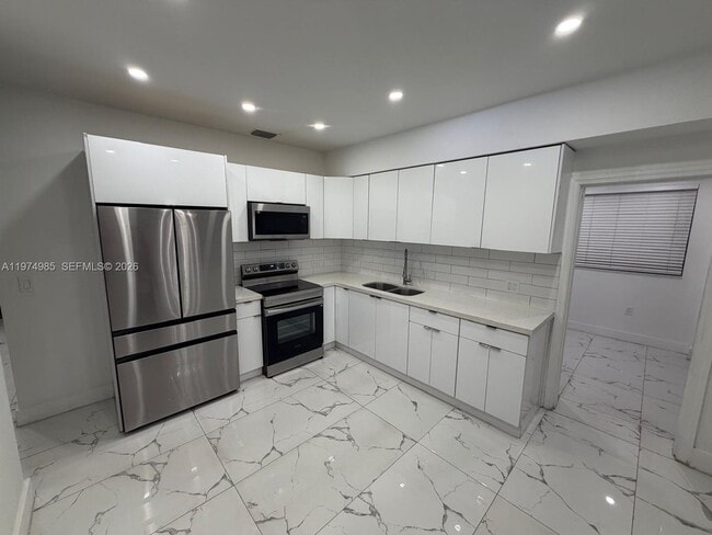 Building Photo - 345 SW 49th Ave