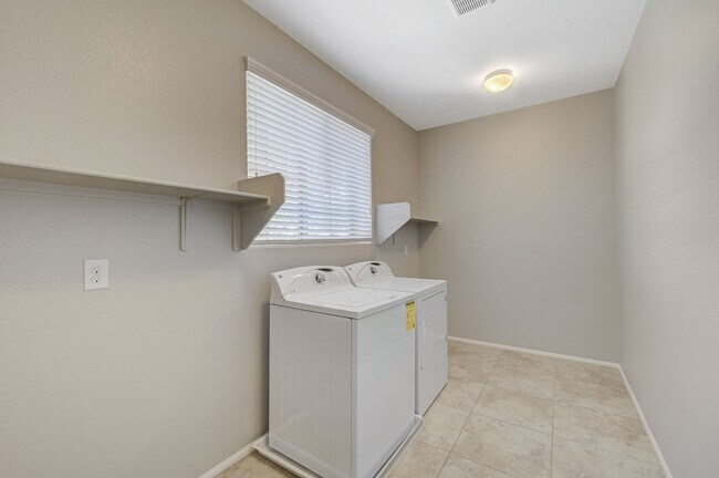 Building Photo - Beautiful DR Horton Home in Centennial Hil...