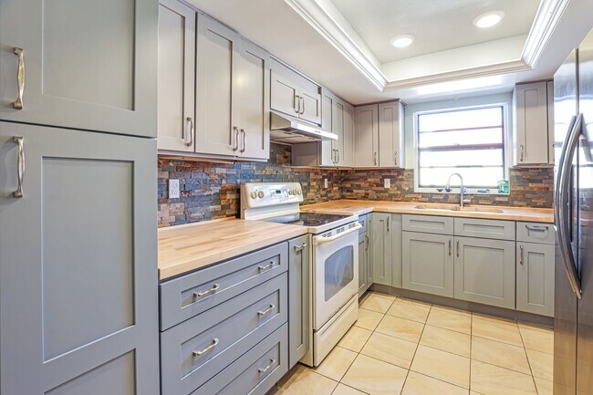 Building Photo - Updated 1 Bed 1 Bath In Meadow Croft In Bradenton!!