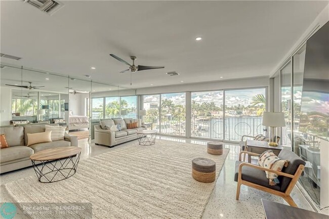 Building Photo - 2717 Yacht Club Blvd