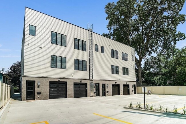 Building Photo - 244 Vester Ave