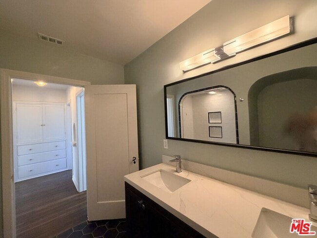 Building Photo - 6110 Scenic Ave