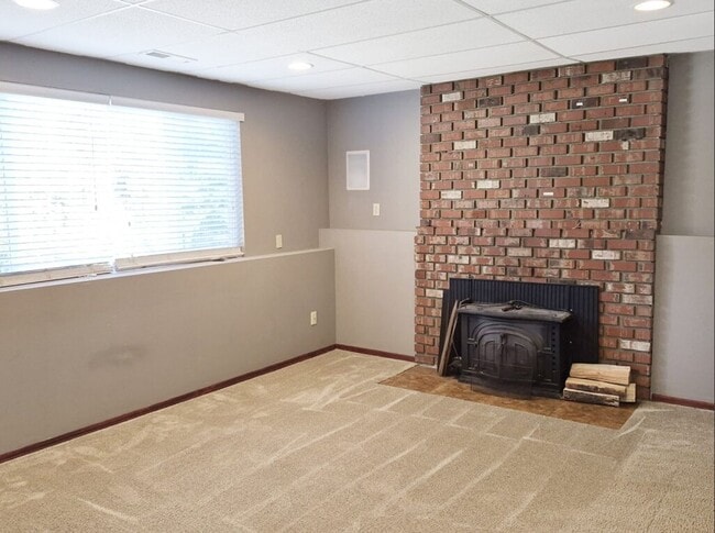 Building Photo - Split-Level Stunner with Skylight, Hardwoods & Room to Grow