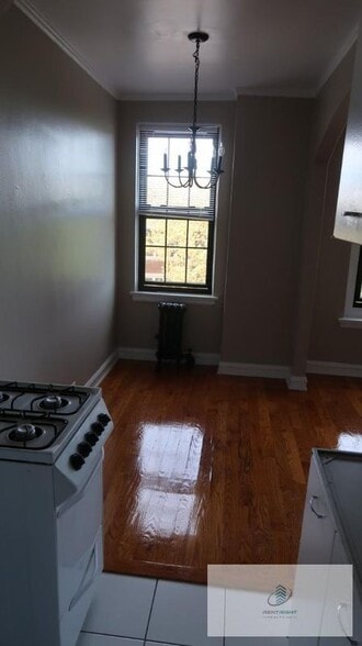 Building Photo - 1209 W Sherwin Ave