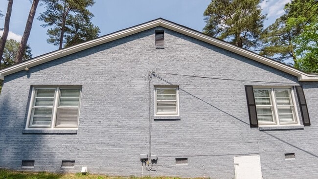 Building Photo - Solid brick duplex located in Forest Acres