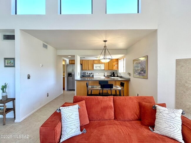 Building Photo - 5051 N Sabino Canyon Rd