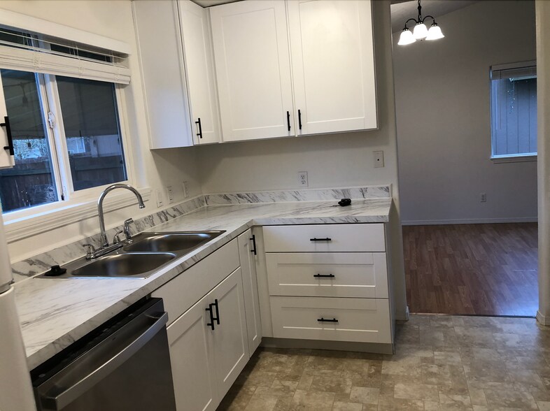 Building Photo - 4225 Mahrt Ave SE