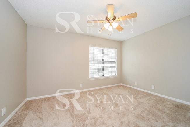 Building Photo - Feel right at home in this charming 3 bedroom, 2 bathroom home