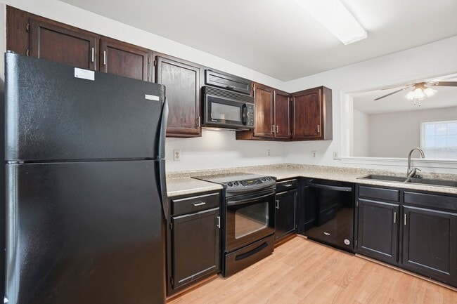 Building Photo - Welcome home to this charming three-level townhouse in the heart of Springfield!