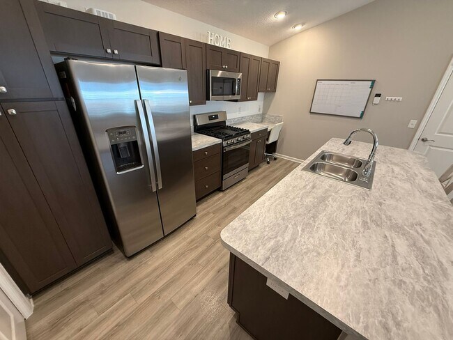 Building Photo - Fully Furnished, 3 Bed, 2 Bath, Turnkey ANNUAL Lease in the Village of Lake Denham