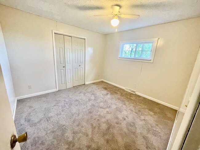 Building Photo - MUST SEE! 3 Bed 1 Bath Aliquippa PA