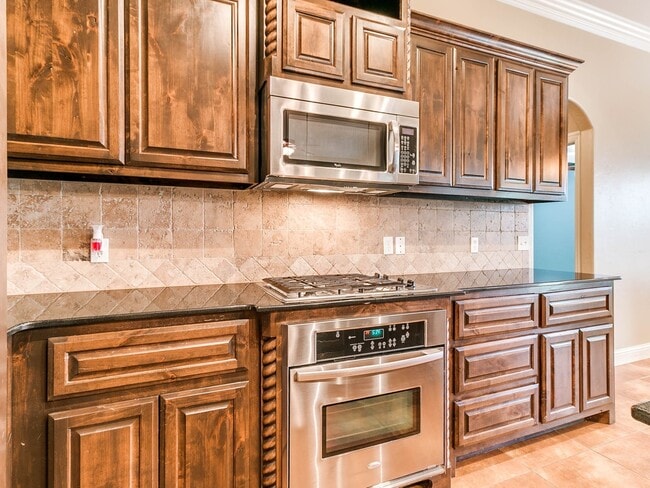 Building Photo - 4 Bedrooms/3Car/Edmond Schools -  Community Pool- Storm Shelter