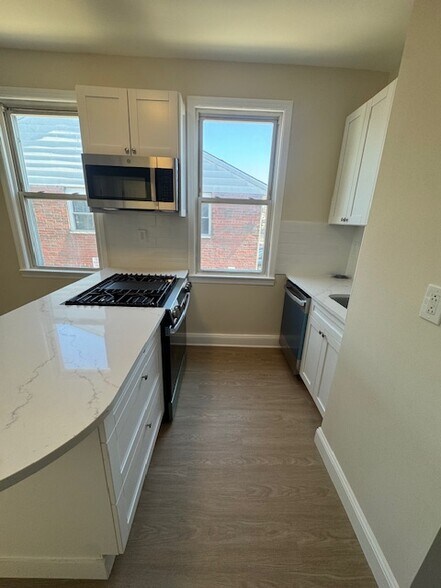 Building Photo - 92 Maple St