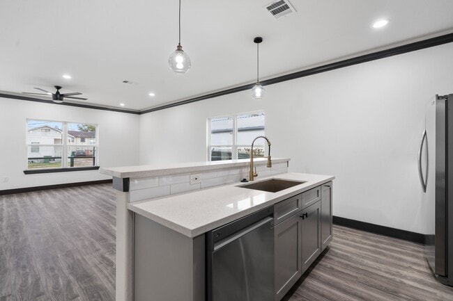 Building Photo - 911 Panama St