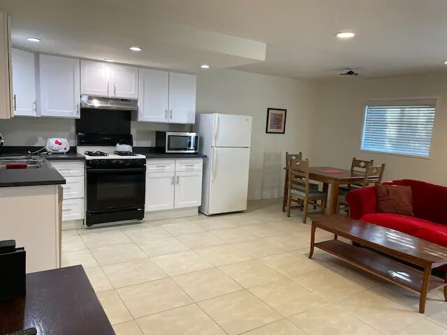 Building Photo - 6614 Noble Ave