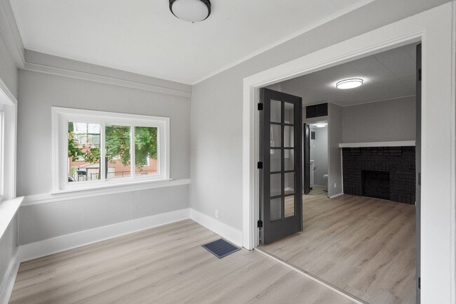 Building Photo - Stunning 2 bedroom home in Whitaker available January 15!