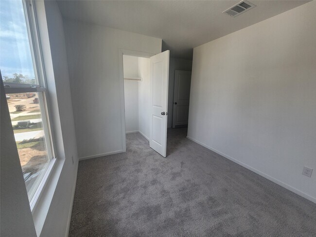 Building Photo - 906 Pertuso Ln