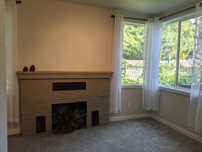 Building Photo - 8285 Meadowbrook Way SE