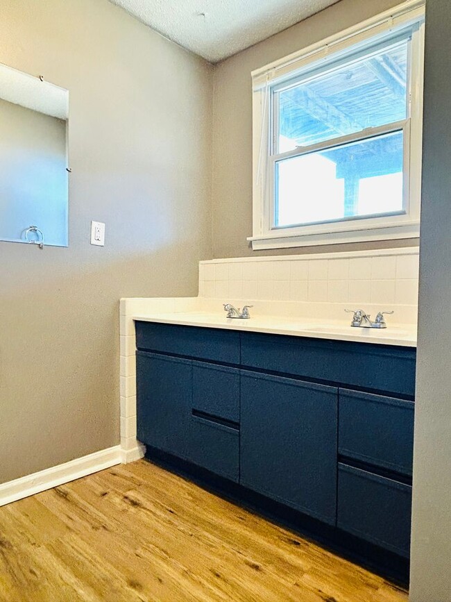 Building Photo - MOVE IN SPECIAL - 1/2 Off Move in Rent