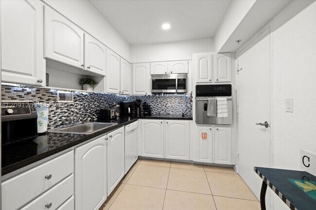 Building Photo - 4001 S Ocean Dr