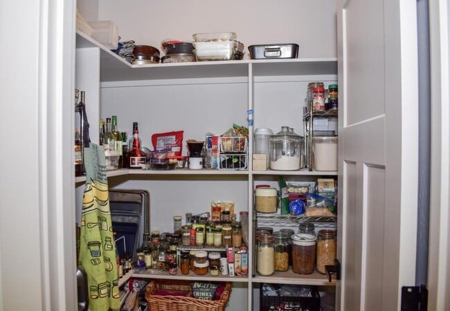 Building Photo - 214 Oak Crest Way