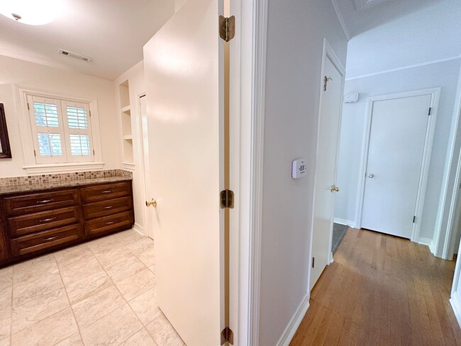 Building Photo - 3 Bedroom House: Walking Distance to Campu...