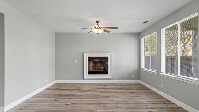 Building Photo - Beautiful two-story in Paradise Crest!