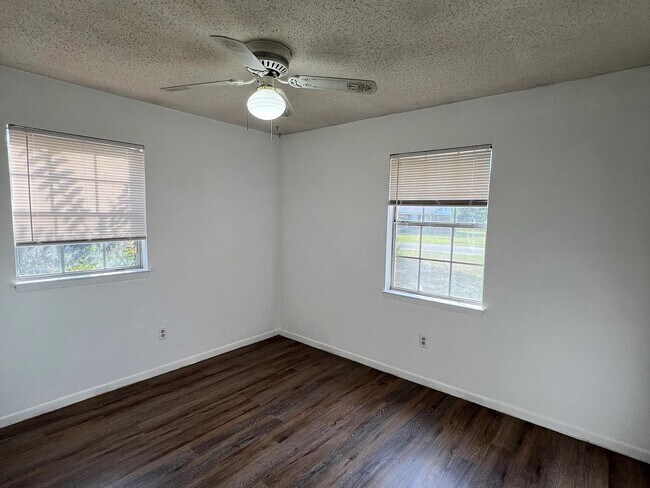 Building Photo - 4216 Eleanor St