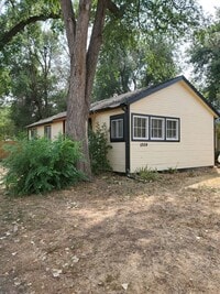 Building Photo - Cozy 2 Bedroom Home with Large Yard