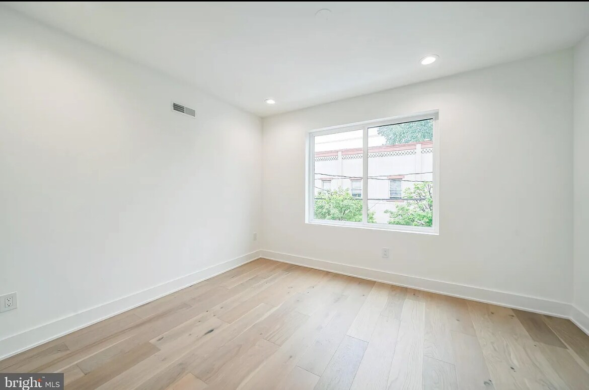 Building Photo - 1309 S 32nd St