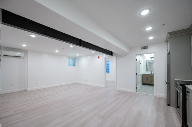 Building Photo - 126 Adelaide Ave