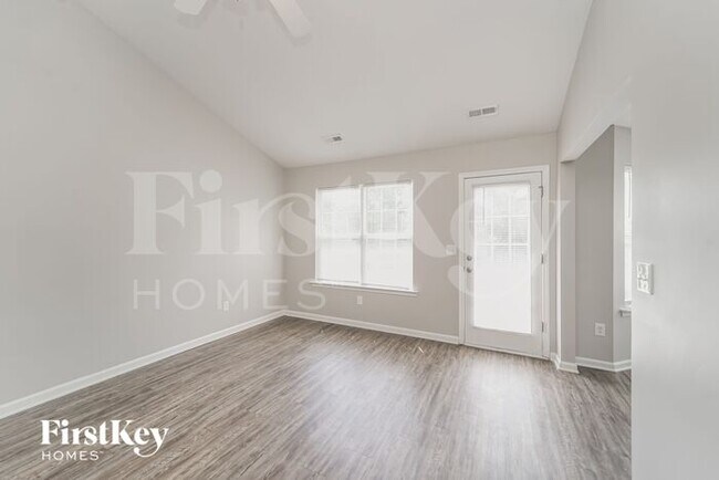 Building Photo - 916 Lakehill Rd