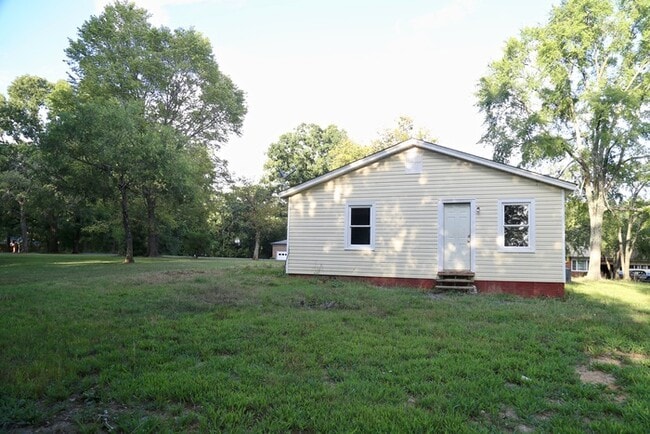 Building Photo - Three Bedroom, One Bath well cottage close...