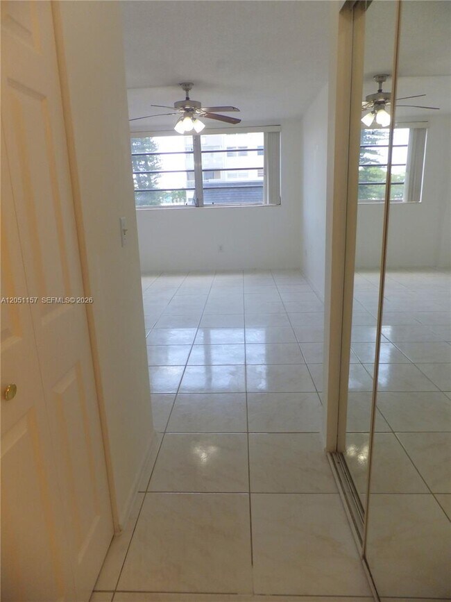 Building Photo - 16410 Miami Dr