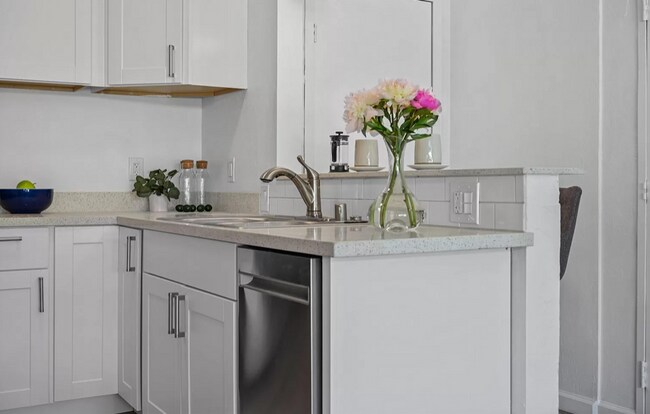 Building Photo - Adorable Remodeled Studio! Walk to Lake Merritt, Trader Joes, Whole Foods! Parking Included!