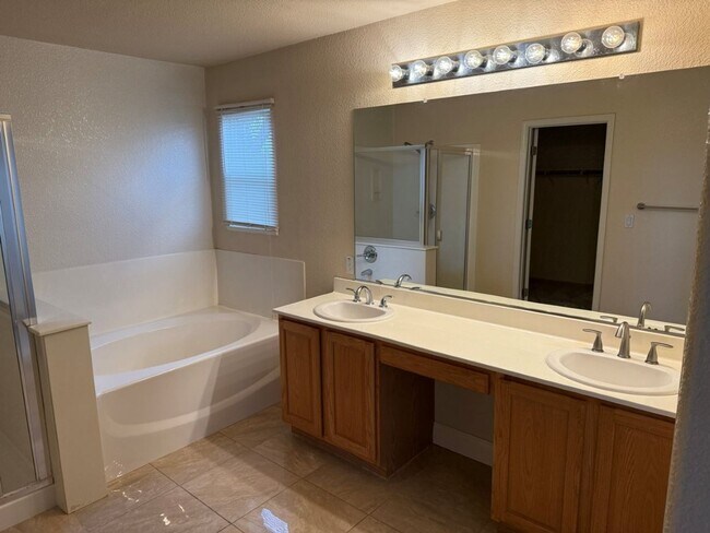 Building Photo - Modern 4 Bedroom w/ Loft Stonegate Area Vacaville *Star Rentals