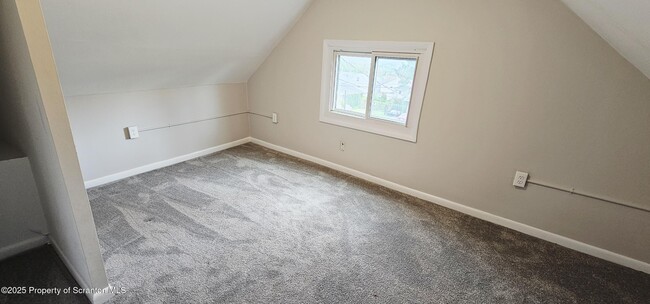 Building Photo - 510 N Bromley Ave