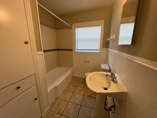 Building Photo - Lovely 3 Bedroom 1 Bathroom Home with a Fenced Backyard!