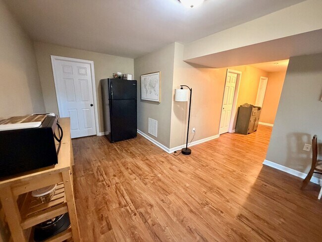 Building Photo - Large 5 Bedroom Home with Yard