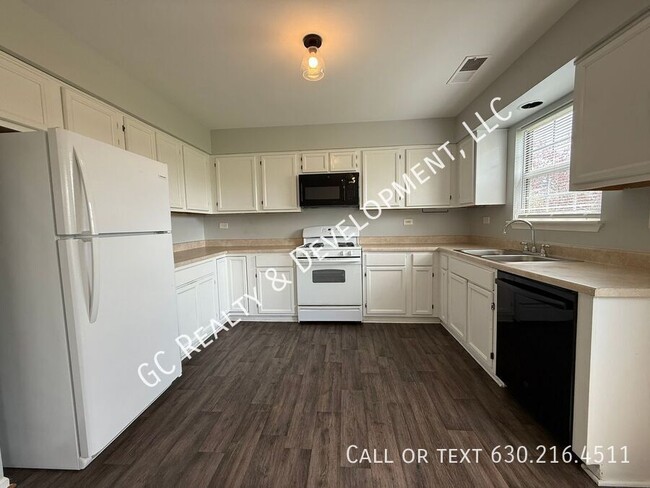 Building Photo - 671 W Streamwood Blvd