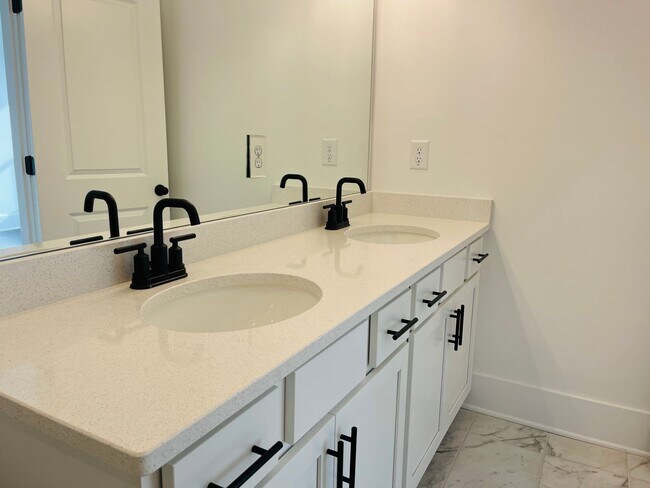 Building Photo - LIKE NEW IN PARK VUE! Townhome located across from Westside Park in Atlanta! MUST SEE!