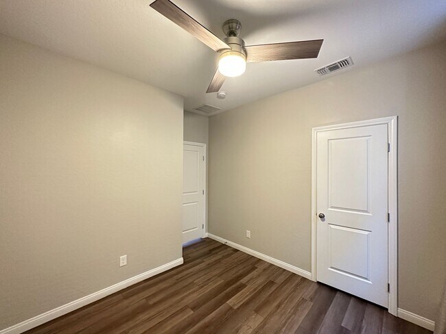 Building Photo - Stonegate