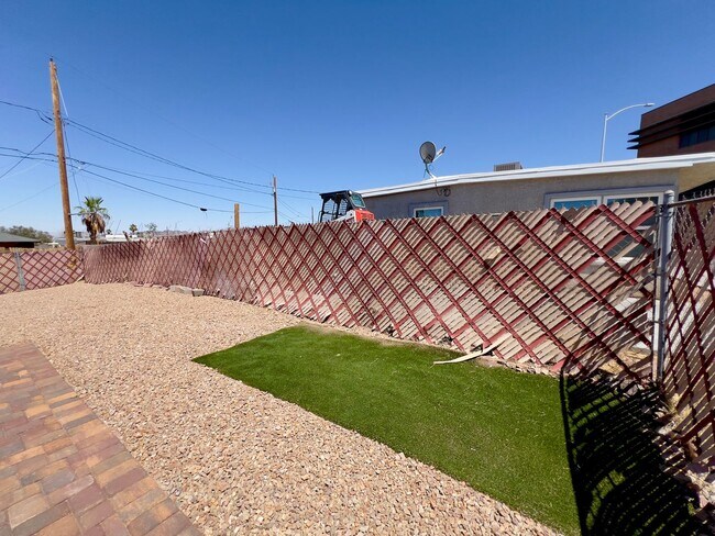 Building Photo - 227 S Texas Ave