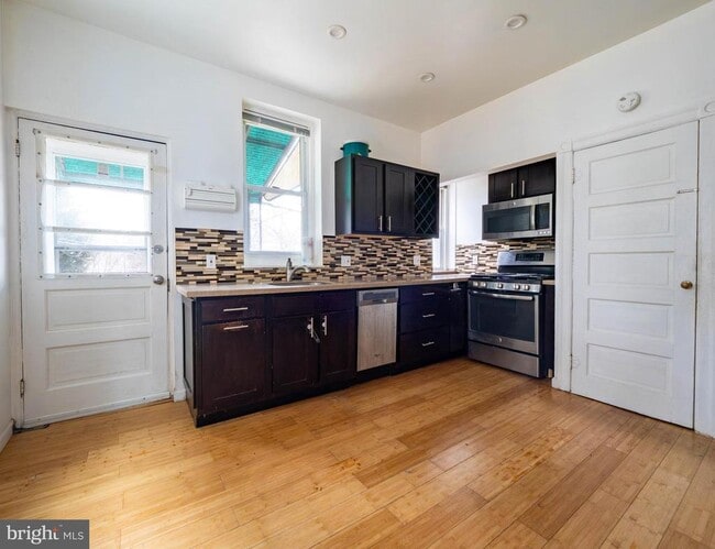 Building Photo - 132 Lauriston St