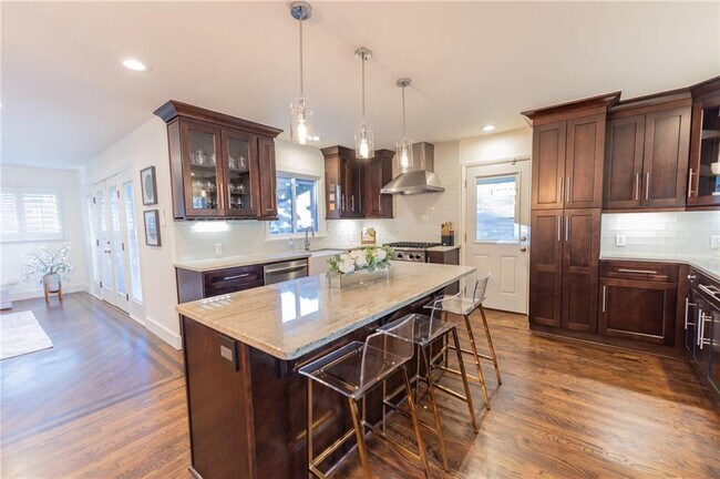 Building Photo - 3844 Longview Dr
