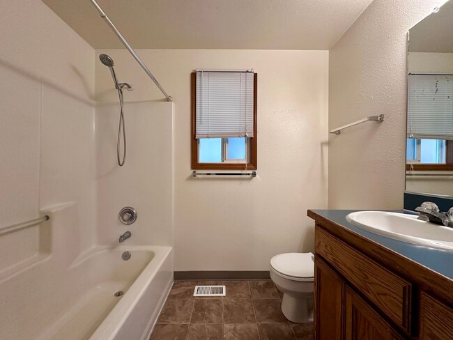 Building Photo - Adorable and Spacious!! Troutdale Duplex in Cul-de-sac!!