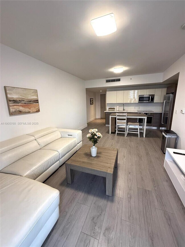 Building Photo - 1010 SW 2nd Ave